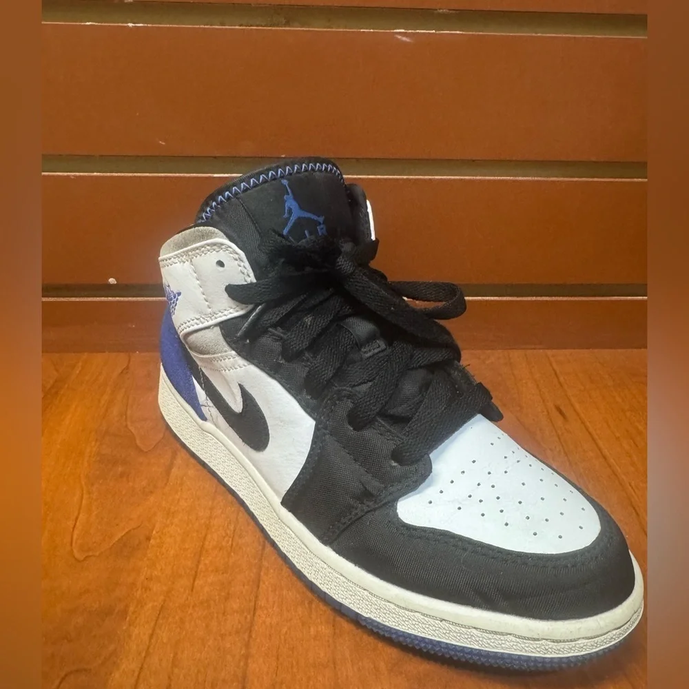 Jordan Men's Black, White, and Blue Sneakers